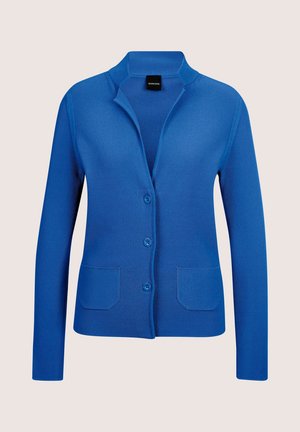 Blauer gestrickter Cardigan mit drei Knöpfen, langen Ärmeln, zwei Vordertaschen und kleinem Stehkragen.