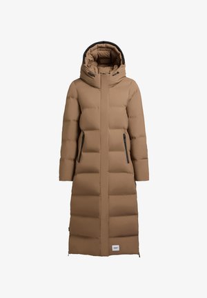 Hosszú barna puffermellény, amely szintetikus anyagból készült, magas gallérral, cipzáras zsebekkel és vízszintes steppelt mintázattal rendelkezik.