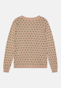 Beżowy sweter z dzianiny z diamentowym wzorem i zielonymi akcentami w kropki, z długimi rękawami i okrągłym dekoltem. Miękka tekstura na całej powierzchni.