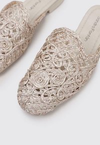 Sandra Fontán Sandalias planas - beige
