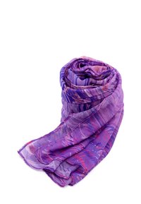 Sciarpa viola in tessuto leggero, con motivi astratti in diverse tonalità di viola e rosa, arrotolata in una spirale libera.