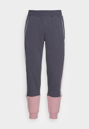 Dunkelgraue Sweatpants mit pinken Akzenten an den Bündchen, weißen Seitenstreifen und einem elastischen Bund. Auf der Vorderseite befindet sich ein kleines Logo.