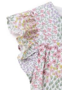 Kleid mit Blumenmuster und Rüschensäumen, überwiegend weiß mit rosa, gelben und lila Akzenten, aus leichtem Material gefertigt.