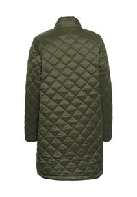 Parka matelassée en vert olive foncé, avec un col haut, des manches longues, et un design à longueur genou avec une finition brillante.