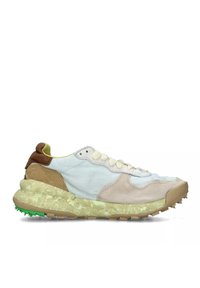 Sneaker con una toma superiore in materiali misti di blu chiaro, beige e marrone. Presenta una suola spessa e testurizzata in verde e crema con motivi di trazione.