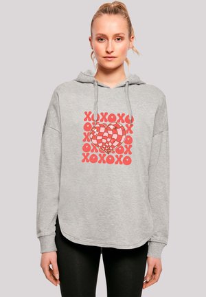 Grauer Hoodie mit einem großen grafischen Design von Herzen und 'XOXO' in Rot. Weicher Stoff, lockere Passform, mit Zugband an der Kapuze.