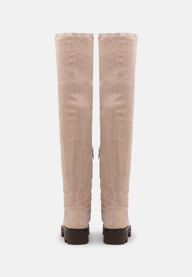Kniestrümpfige Wildlederstiefel in hellem Beige mit schlankem Design, ausgestattet mit einem seitlichen Reißverschluss und einer strukturierten Sohle für zusätzlichen Halt.