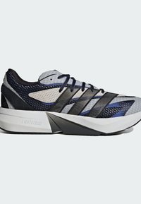 Chaussure de course avec empeigne en mesh noir, gris et bleu, lacets noirs, trois bandes noires, et semelle épaisse blanche marquée "Lightstrike".