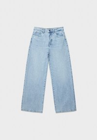 Jeans de mezclilla de color azul claro, de pierna ancha y cintura alta, con diseño de cinco bolsillos y un sutil patrón desvanecido. Dobladillo limpio y recto.