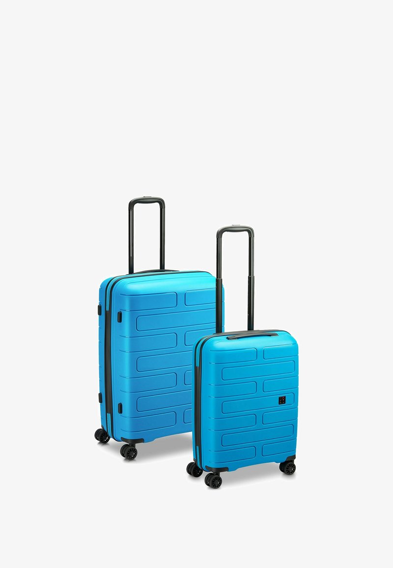 Set di valigie rigide blu con finitura opaca, superficie testurizzata e manici telescopici e ruote neri a contrasto.