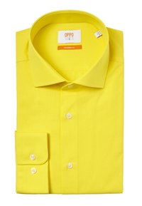 Camisa de vestir amarilla, confeccionada en una tela suave, con cuello extendido, cierre de botones en la parte delantera y puños largos con dos botones.