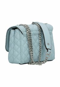 Borsa a tracolla azzurro chiaro in tessuto trapuntato con forma rettangolare, dotata di una tracolla in catena argentata e una finitura in pelle liscia. Dettagli di cuciture accentuate.