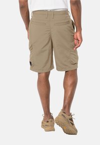 Kaki cargo shorts med en lätt, jämn textur som har två sidofickor, bakfickor och stickade detaljer. Lämplig för utomhusbruk.