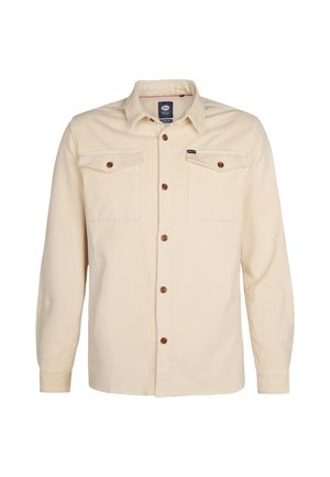 Chemise beige clair à manches longues en tissu doux, avec un devant à boutons, deux poches poitrine et des boutons marron.