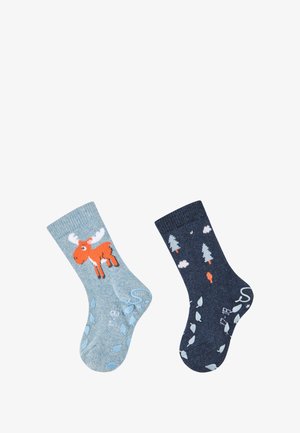 Socken-Set aus Baumwolle: hellblau mit orangefarbenem Elch-Muster und blauen Blättern; dunkelblau mit Bäumen, Wolken und orangefarbenen Akzenten. Weicher Stoff.