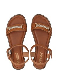 Braune Leder-Sandaletten mit flacher Sohle, ausgestattet mit zwei gekreuzten Riemen, einer geflochtenen Akzentuierung und einem Schnallenverschluss. Glatte Textur und minimales Design.