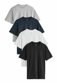 Quattro t-shirt semplici in grigio, blu navy, bianco e nero. Realizzate in tessuto uniforme con maniche corte e scollature rotonde. Senza motivi né grafiche.