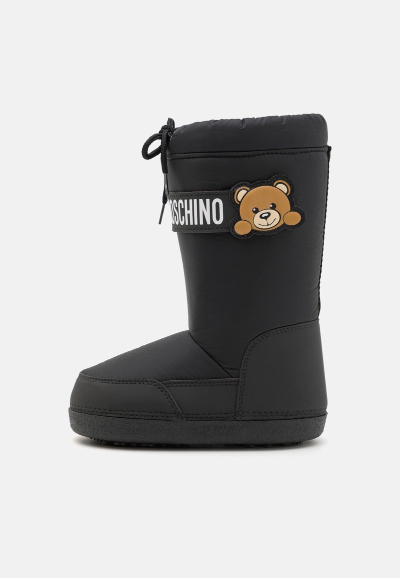 Črne vodoodporne škornje z mehkim zgornjim delom, okroglo konico, nastavljivo vrvico in grafiko medveda z blagovno znamko na strani.