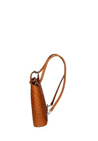 Borsa a spalla in pelle marrone con forma affusolata, superficie texturizzata e due manici. Presenta hardware argentato e una chiusura sicura.