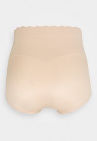 Calças curtas modeladoras de cintura alta em bege, feitas de um material suave e elástico. Apresentam uma borda em formato de ondas e costuras reforçadas para maior durabilidade.