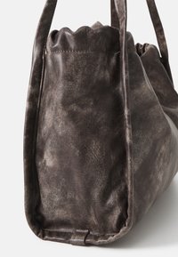 Sac à main en similicuir marron avec un design souple, une surface texturée et un haut froncé. Comprend deux poignées solides pour le transport.