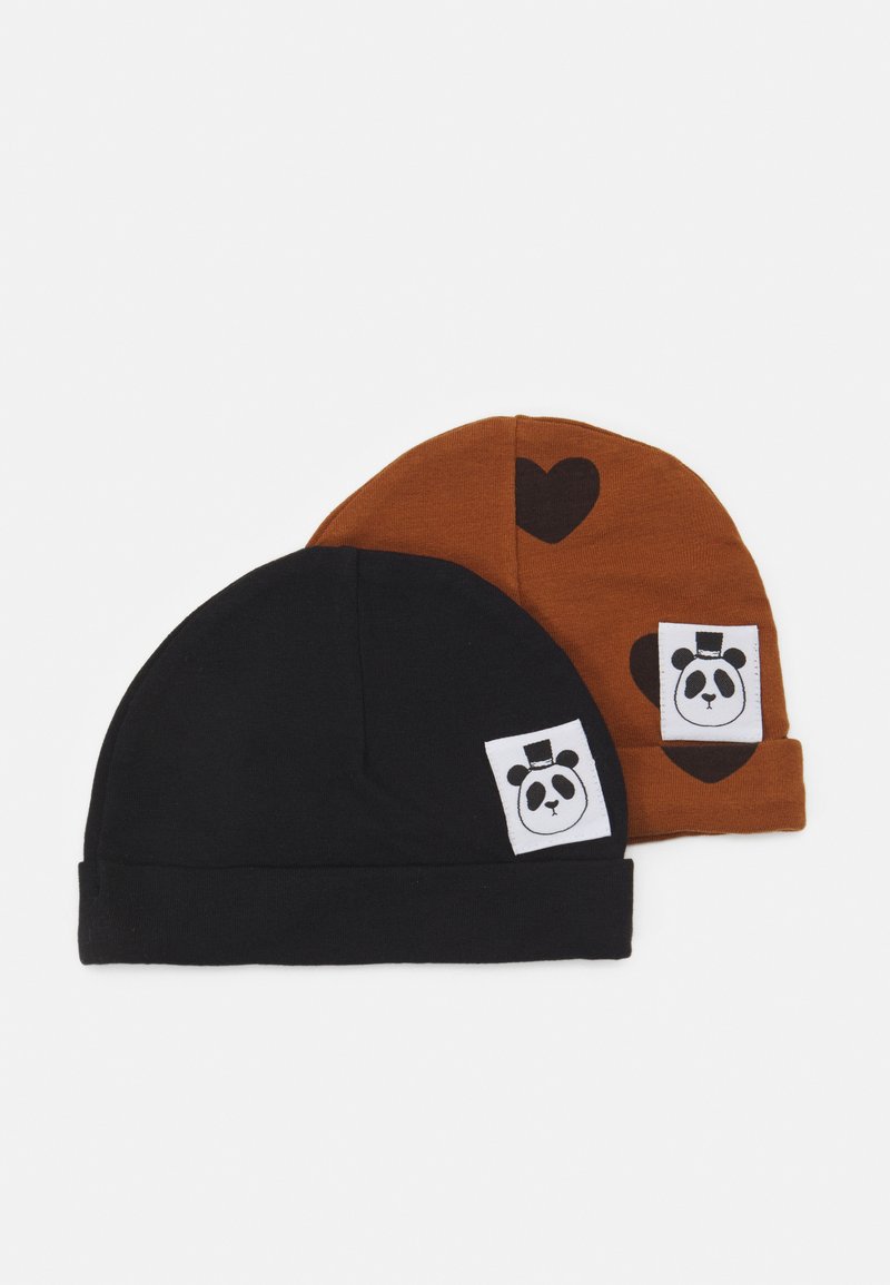 Dois chapéus de lã: um preto com um patch gráfico de panda, e um castanho com um padrão de corações, ambos feitos de tecido macio.