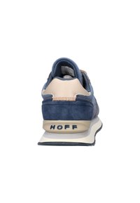 Blauwe suède sneakers met een beige leren hiel en een witte tussenzool. Voorzien van het merk "HOFF" in het blauw op de hiel. Aanzicht van achter.