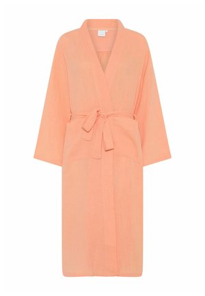 Bata ligera de color coral con manguitos anchos, cinturilla con lazo y dos bolsillos frontales. Fabricada en una suave tela texturizada.