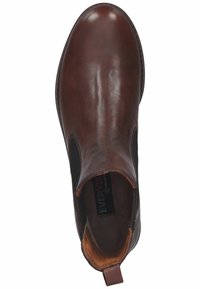 Bota chelsea de cuero marrón con paneles laterales elásticos, textura suave, punta redondeada, lengüeta en el talón y detalle de marca en el interior.