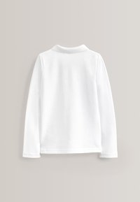 Weißes Langarm-Turtleneck-Shirt mit schlichtem Design, von hinten flach auf einem neutralen Hintergrund dargestellt.