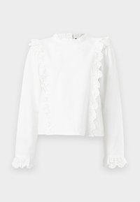 Blusa bianca a maniche lunghe con collo alto arricciato, bordi in pizzo lungo la parte anteriore e le spalle, e polsini in pizzo sulle maniche.