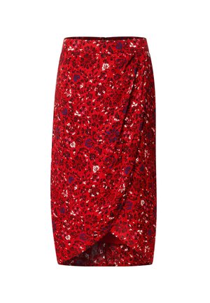 Gonna floreale rossa con design avvolgente e un lato leggermente arricciato, realizzata in tessuto leggero con una texture liscia e motivi multicolori.