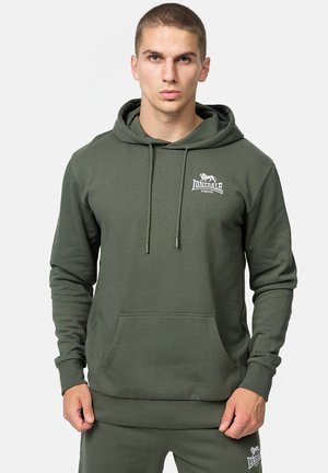 Oliivinvihreä huppari, joka on valmistettu pehmeästä kankaasta. Siinä on kengurun tasku, narupainike ja brodeerattu logo rinnassa.
