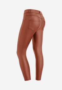 Leggings de imitación de cuero marrón con corte ajustado, que presentan bolsillos traseros, costuras sutiles y una textura suave. Accesibles para varios estilos.