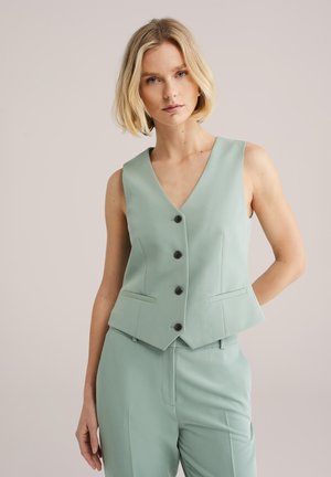 Gilet senza maniche verde menta chiaro con scollo a V, dotato di cinque bottoni neri e due tasche frontali, realizzato in un tessuto liscio.