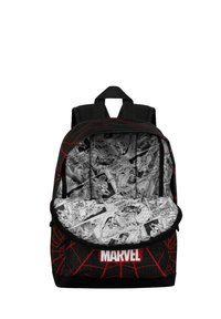 Černý batoh s červenými akcenty pavučiny, logem Marvel a interiérem s potiskem komiksů s různými ilustracemi postav.