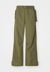 Olivgröna vida byxor med justerbart tygbälte, sidofickor och liten vit logotyp på övre låret.