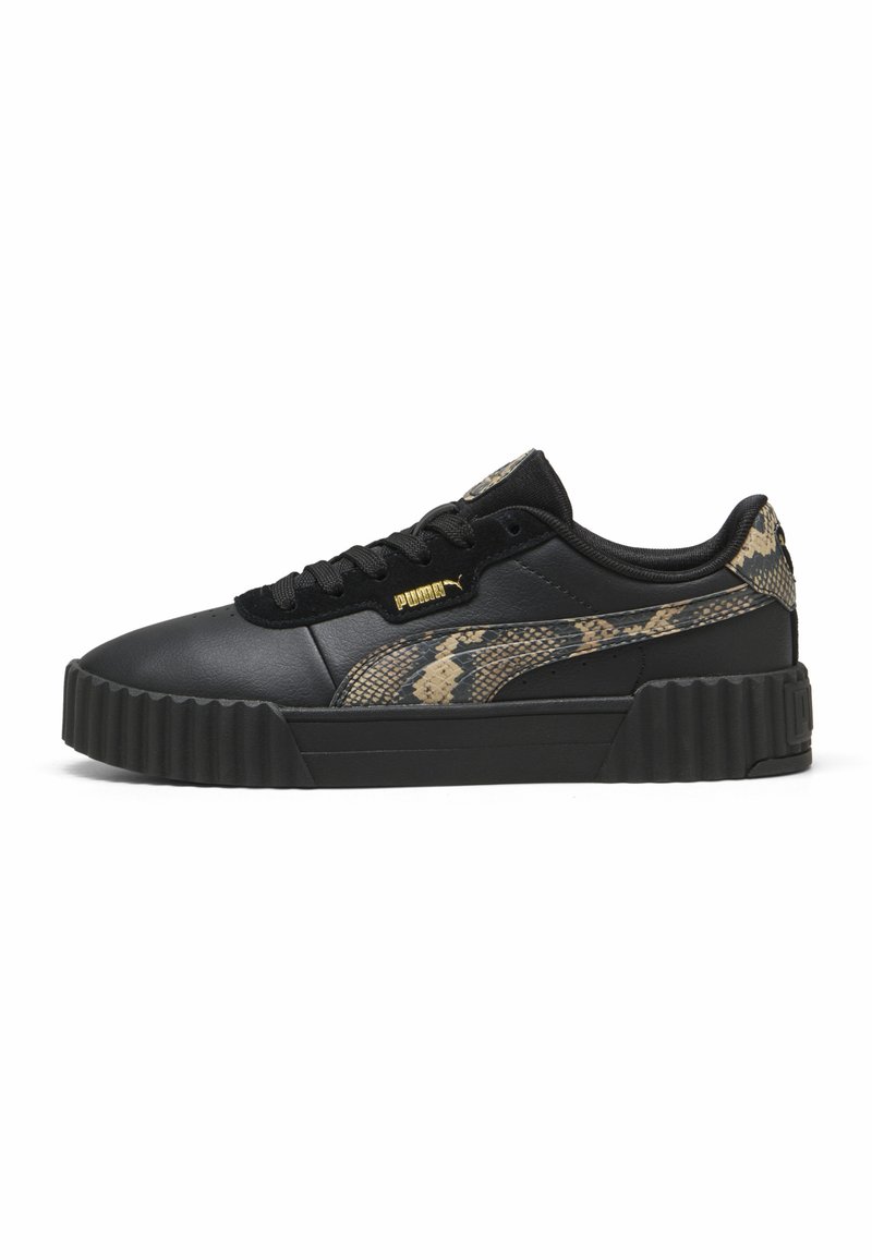 Schwarze Sneaker mit Schlangenhaut-Print-Details, strukturierten Gummisohlen, goldenem Logo und runden Schnürsenkeln. Sie verfügen über eine schlanke, niedrig geschnittene Silhouette.