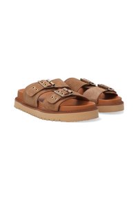 Braune Wildledersandalen mit zwei breiten Riemen, die über metallische Schnallen verfügen, Gummisohlen und einer leicht strukturierten Oberfläche.