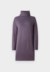 Langärmliges lila Strickkleid mit gerippten Ärmeln und umgeschlagenem Stehkragen auf weißem Hintergrund.