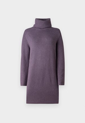 Langärmliges lila Strickkleid mit gerippten Ärmeln und umgeschlagenem Stehkragen auf weißem Hintergrund.