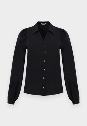 Blusa negra de manga larga con cuello puntiagudo, escote en V, cierre de botones y mangas abullonadas. La tela parece suave con un ligero brillo.