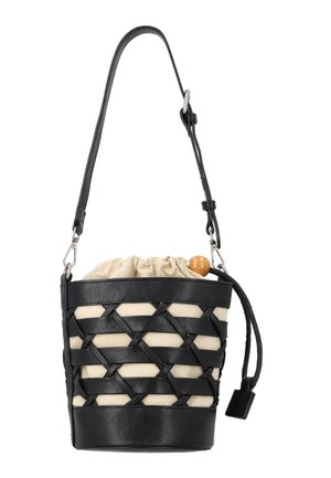 Zwarte leren bucketbag met geweven ontwerp, beige stoffen binnenzijde met trekkoordsluiting en verstelbare schouderriem.