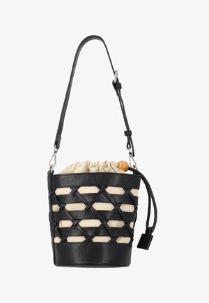 Sac seau en cuir noir avec un design tissé, intérieur en tissu beige avec fermeture à cordon et bandoulière réglable.