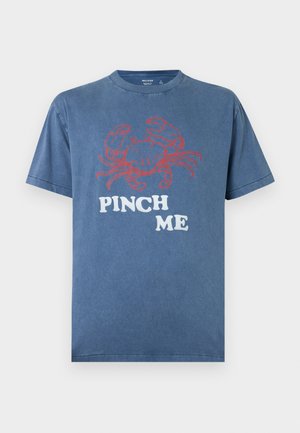 Blaues Baumwoll-T-Shirt mit einem roten Krabbenmotiv und dem Schriftzug "PINCH ME", in entspannter Passform und mit Rundhalsausschnitt.