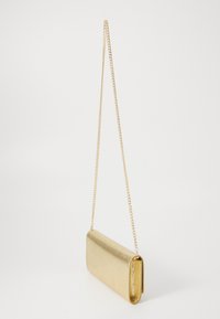 Clutch rectangulaire doré métallisé avec une longue chaîne dorée, suspendu sur un fond blanc.