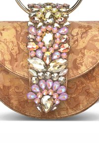 Bolso de mano marrón con textura y un cierre con joyas que presenta piedras claras, rosas y amarillas, detalles ornamentales y un asa circular.