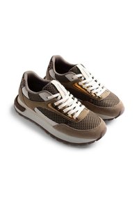 Sneaker in rete marroni con lacci e dettagli bianchi. Presenta una tomaia testurizzata, dettagli metallici dorati e una suola spessa bianca con battistrada marrone.