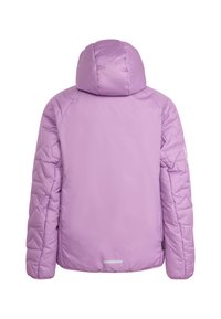 Veste matelassée légère violette avec une capuche, des manches matelassées et une petite bande réfléchissante près du bas à l'arrière.