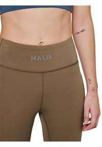 Oliwkowe legginsy z wysokim stanem, z przeszyciami i srebrnym logo "HALO". Gładki, elastyczny materiał idealny do aktywności.